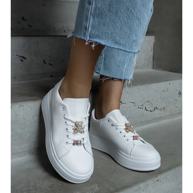 D/CEO Valkoiset lenkkarit, jotka on koristeltu Mavien-nallekarhulla valkoinen 2