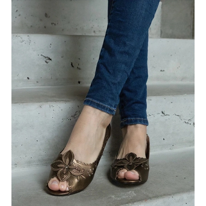 D/CEO Ursullin ruskeat harjakattoiset balettiasunnot avoimella varpaalla 1