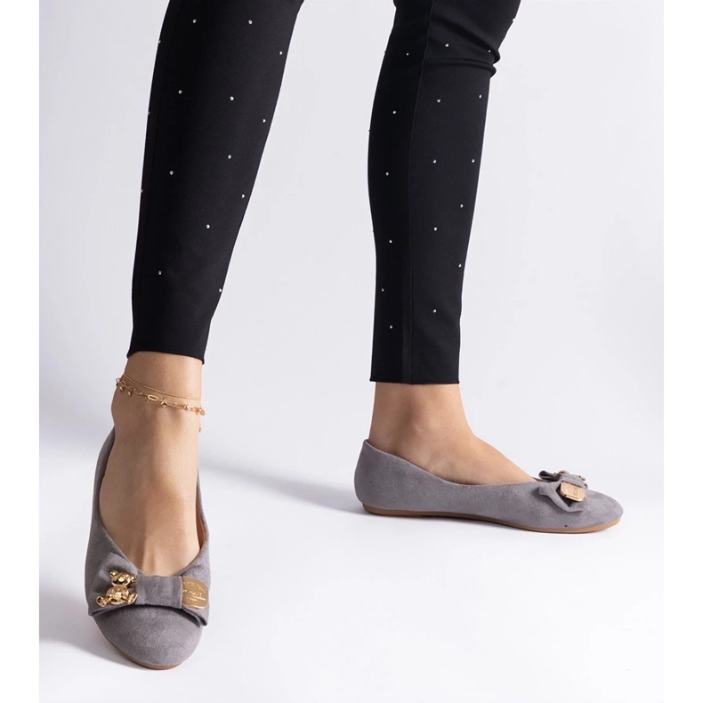 D/CEO Harmaa balettiasunto koristeltu Esdras-rusetilla ja rintakorulla 2