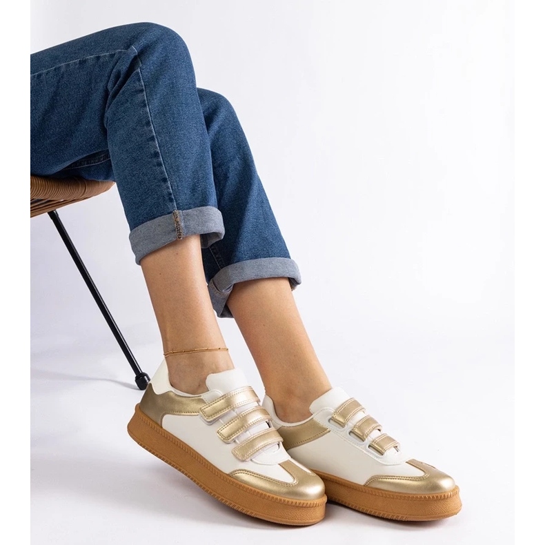 D/CEO Mena kultaiset tennarit, joissa tarrakiinnitys kultainen 1