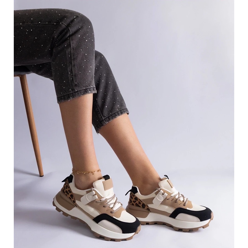 D/CEO Beiget lenkkarit, jotka on koristeltu Soria-eläinkuviolla 2