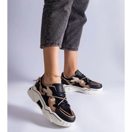 D/CEO Mustat tennarit, jotka on koristeltu Valdez-zirkoninauhalla 2