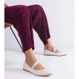 D/CEO Valkoiset balleriinit joustavalla nauhalla ja koristeellinen Newton Bow valkoinen 1