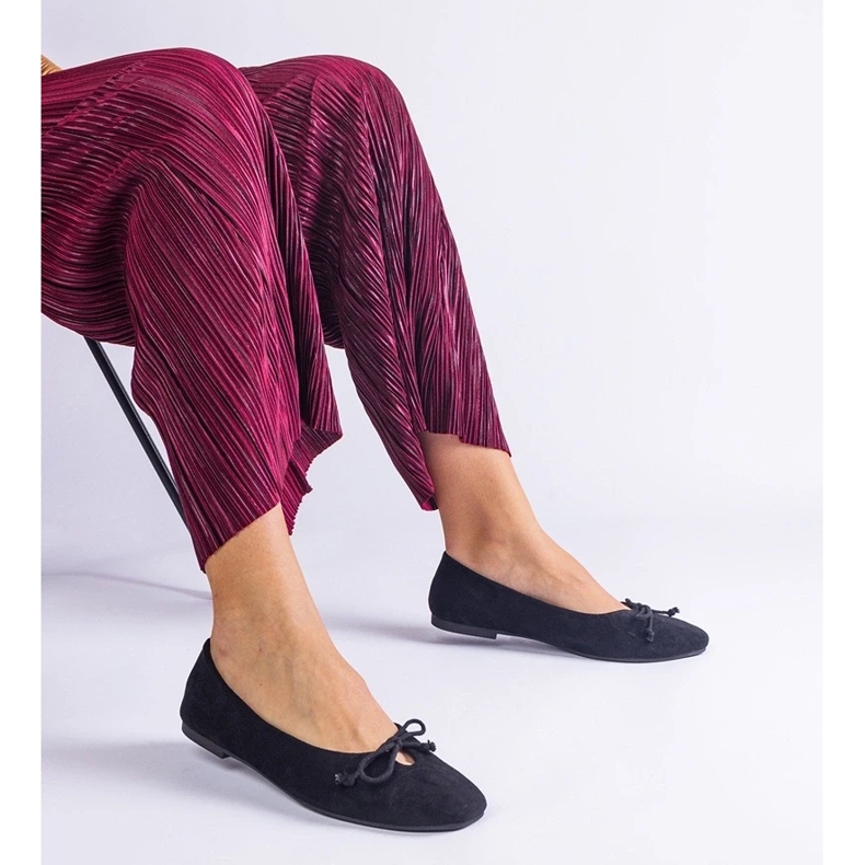 D/CEO Musta balleriinit koristeellisella pollinos -keulalla 1