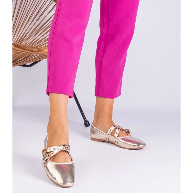 D/CEO Eco -Lanernista valmistettu kultaiset balleriinit, jotka on koristeltu Emmarino -soljilla kultainen 2