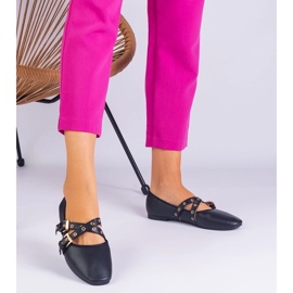 D/CEO Eco -Lähdintä valmistettu mustalla balleriinilla, jotka on koristeltu Emmarino -soljilla 2