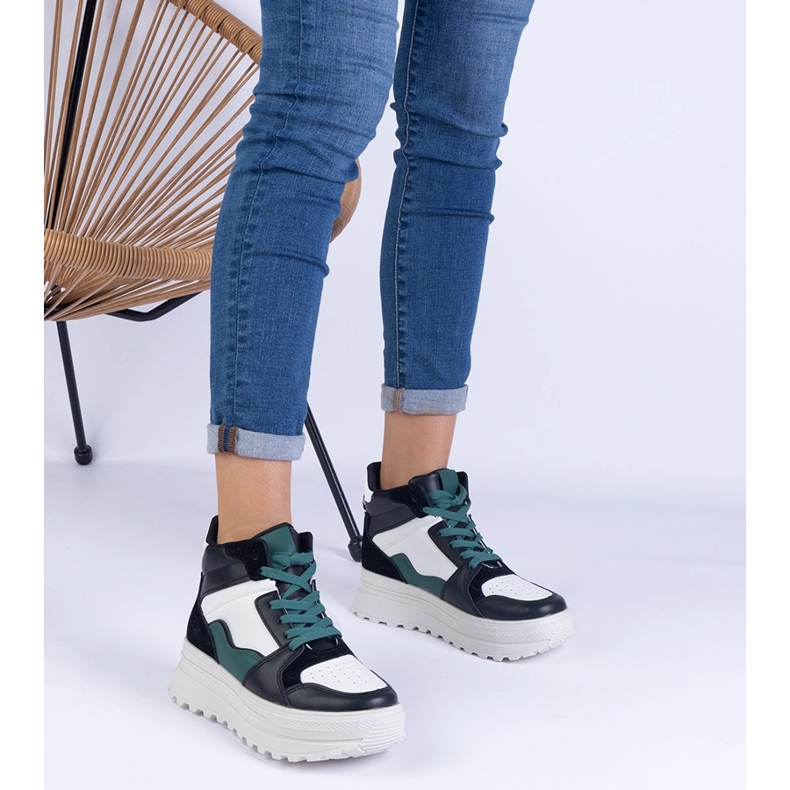 Mustavalkoiset naisten urheilun lenkkarit laiturilla 1