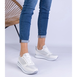Naisten valkoiset tennarit alustalla valkoinen 1