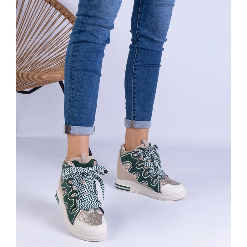 Vihreät lenkkarit, joissa on paksut nauhat ja kimaltelevat 1