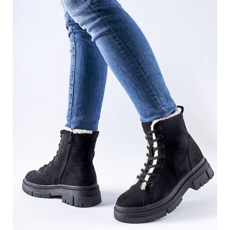 D/CEO Mustat eristetyt nilkkurit, jotka on valmistettu Chambleen ekologisesta mokkasta 2