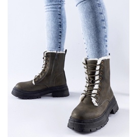 D/CEO Tadasunin vihreät eristetyt saappaat 1