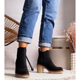 D/CEO Mustat nilkkurit näyttävässä Nurea-korkokenossa 1