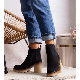 D/CEO Mustat nilkkurit näyttävässä Nurea-korkokenossa 2