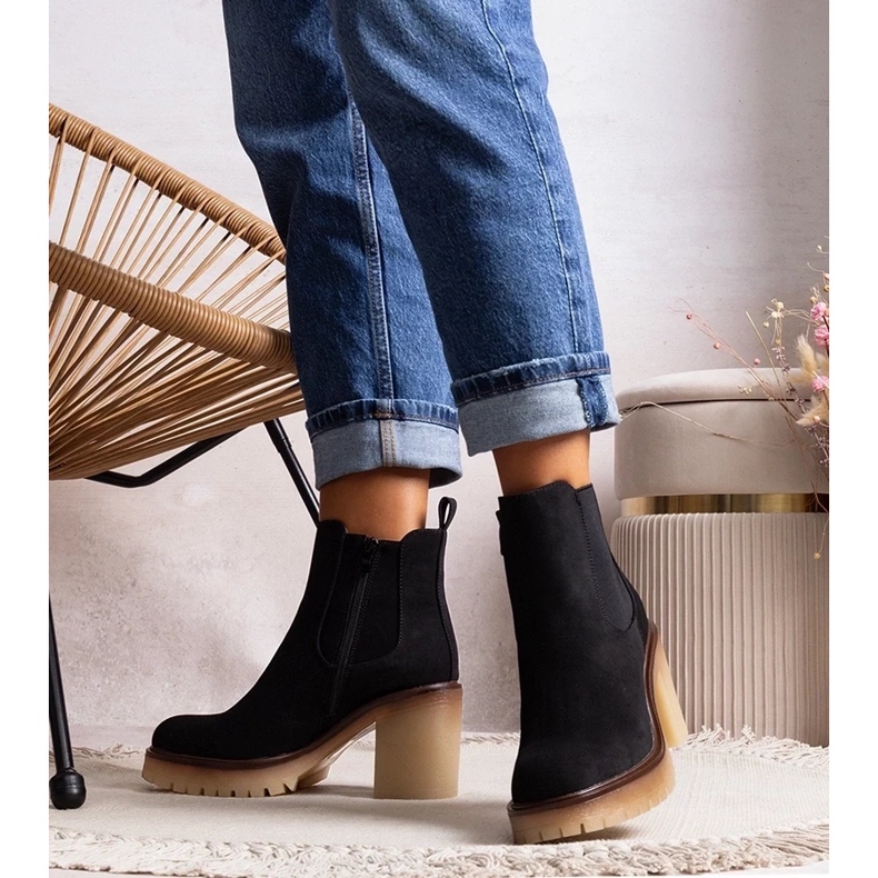 D/CEO Mustat nilkkurit näyttävässä Nurea-korkokenossa 2