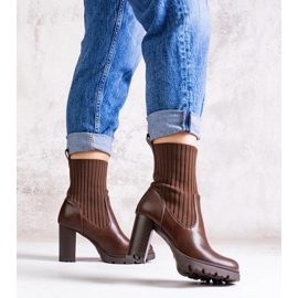 D/CEO Ruskeat nilkkurit Aseran ekonahasta 1