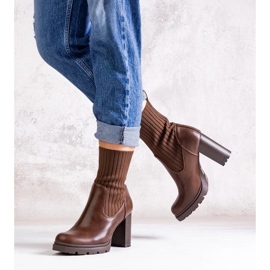 D/CEO Ruskeat nilkkurit Aseran ekonahasta 2