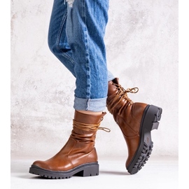 D/CEO Ruskeat nilkkurit Sahera ekonahasta 1