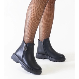 D/CEO Mustat nilkkurit, joissa koristeellinen riipus Melane eko-nahka-alustalla 1