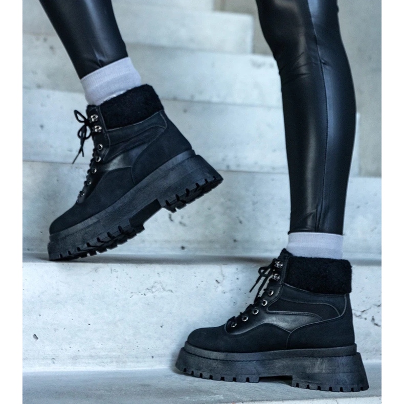 D/CEO Mustat tennarit, joissa paksu pohja ja Best turkis 1