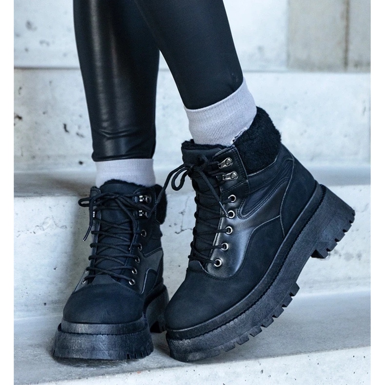 D/CEO Mustat tennarit, joissa paksu pohja ja Best turkis 2