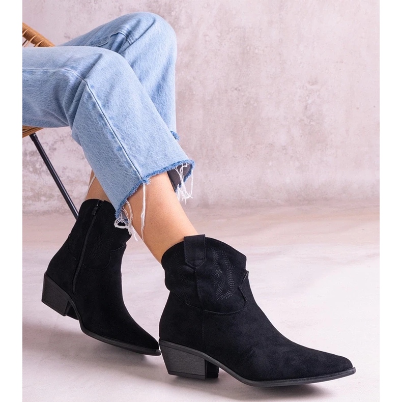 D/CEO Erinne mustat nilkkurit 2