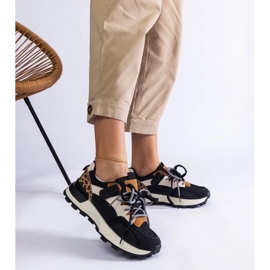 D/CEO Mustat lenkkarit, jotka on koristeltu eläimen motiivilla Soria 2