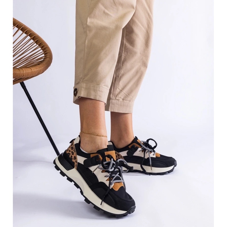 D/CEO Mustat lenkkarit, jotka on koristeltu eläimen motiivilla Soria 2