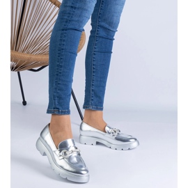 Hopeaklassiset kengät koristeella 1