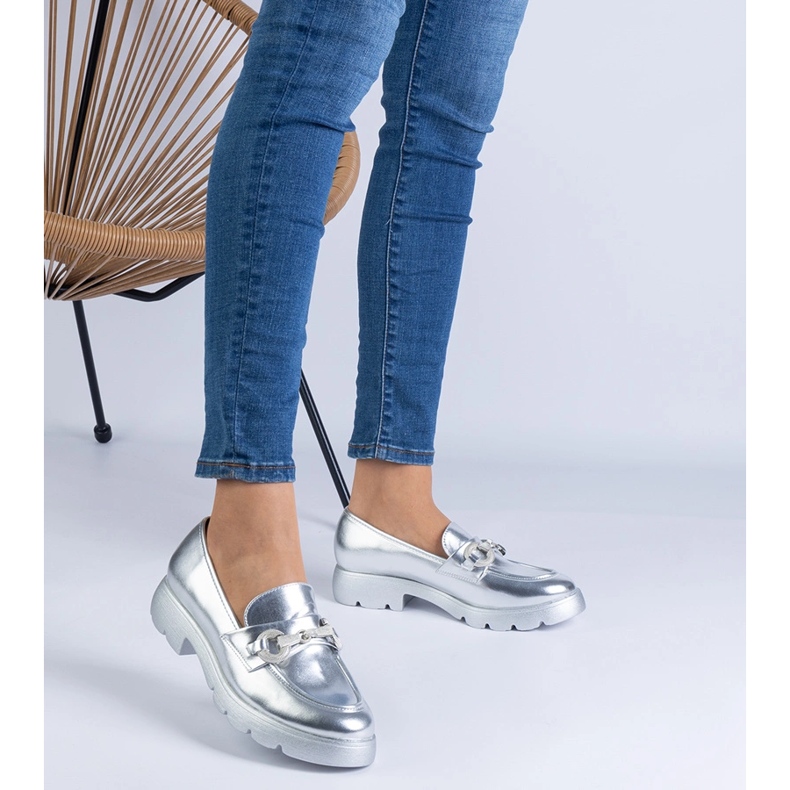 Hopeaklassiset kengät koristeella 1