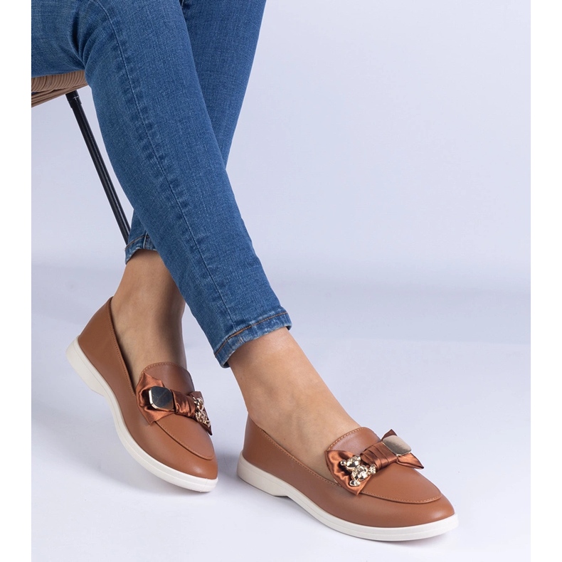 Ruskeat leipot, jotka on koristeltu keulalla ja kultaisella nallekarhulla 1