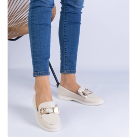 Beige -leivänkoristeet, jotka on koristeltu keulalla ja kultaisella nallekarhulla 1