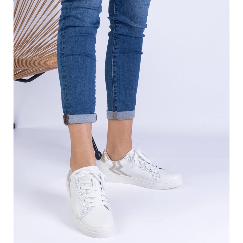 Naisten valkoiset lenkkarit kohokuviolla ja kimaltelevat valkoinen 1