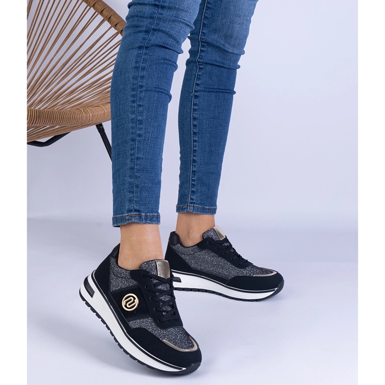 Mustat lenkkarit kiiltävä kultainen sisustus 1