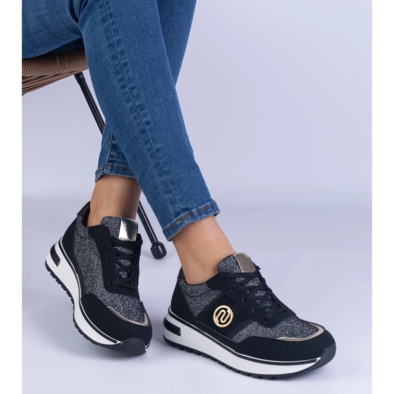 Mustat lenkkarit kiiltävä kultainen sisustus 2