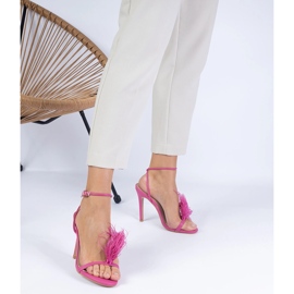 Vaaleanpunaiset sandaalit nastalla höyhenillä vaaleanpunainen 1