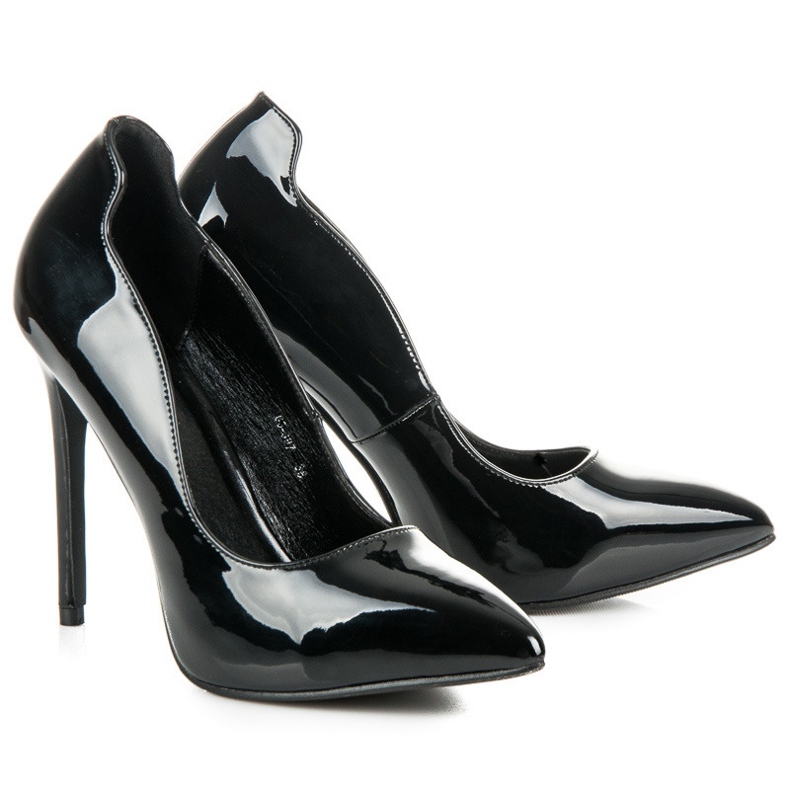 Via Giulia  Lakatut terävät neulat musta 1