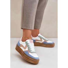 Naisten hiipiä kimaltelevat laiturilla sinisellä sininen 2