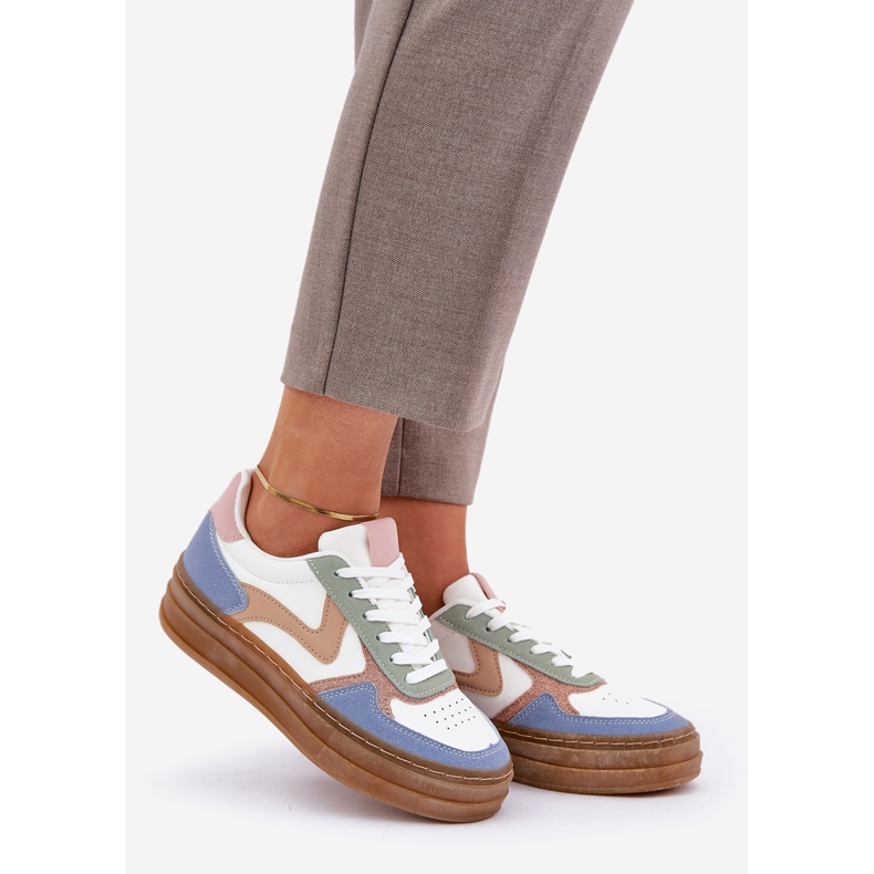 Naisten hiipiä kimaltelevat laiturilla sinisellä sininen 1