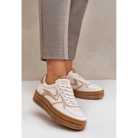 Naisten hiipiä laiturilla beige 2