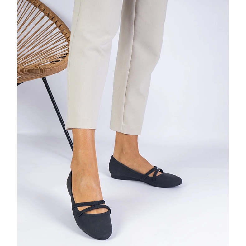 Mustat naisten balleriinit, jotka on valmistettu Matt Eco -Leatherista 1