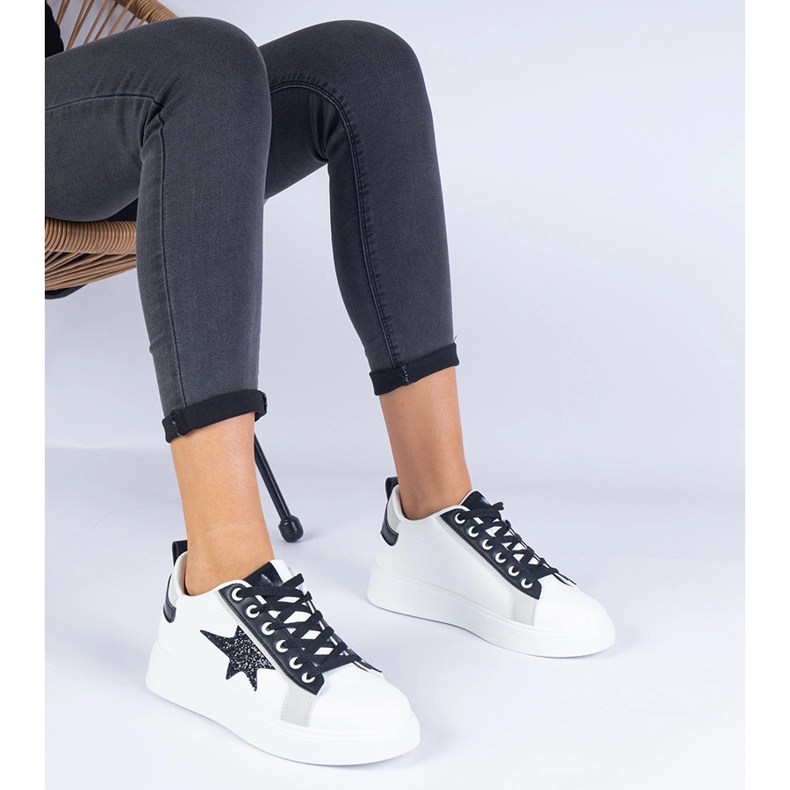 Valkoiset lenkkarit koristeltu kimaltelevat tähdet valkoinen 1