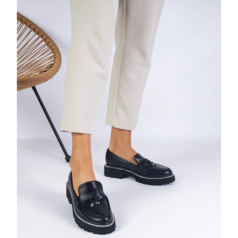 Mustat mokasiinit koristeltu strassikivillä 1