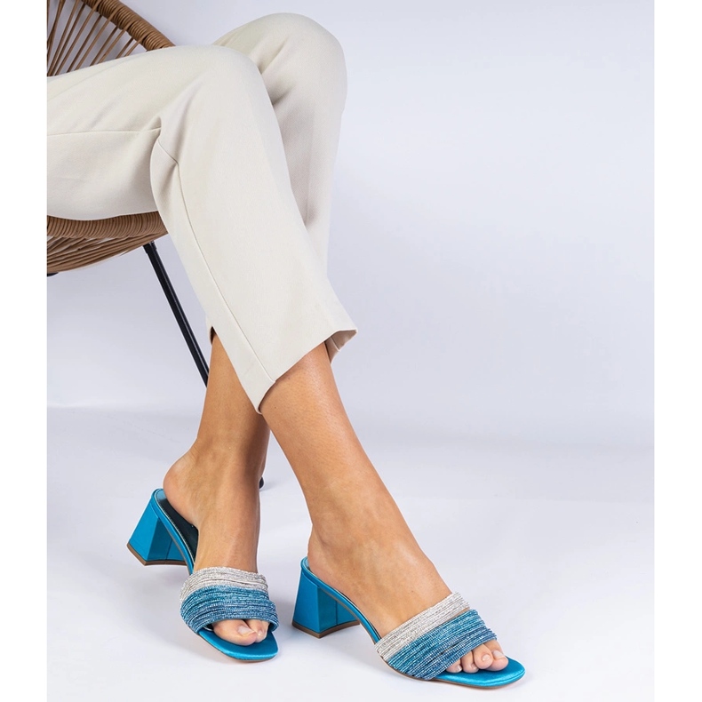 Sininen tyylikäs flip flops pylväässä zirkonilla 1