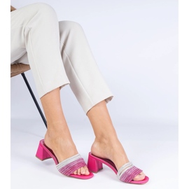 Vaaleanpunainen tyylikäs flip flops pylväässä zirkonilla 2