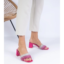 Vaaleanpunainen tyylikäs flip flops pylväässä zirkonilla 3