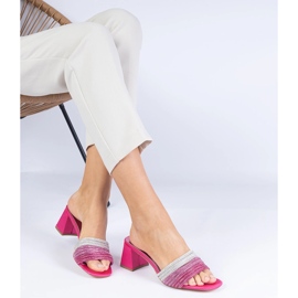 Vaaleanpunainen tyylikäs flip flops pylväässä zirkonilla 1
