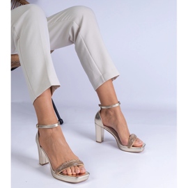 Kultaiset tyylikkäät sandaalit pylväällä zirkonilla kultainen 1