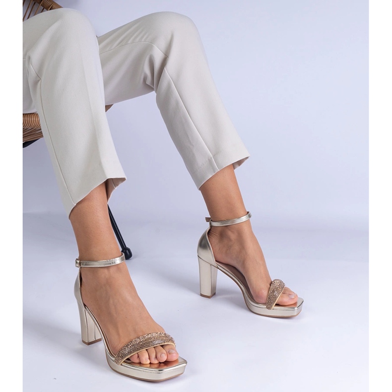 Kultaiset tyylikkäät sandaalit pylväällä zirkonilla kultainen 1