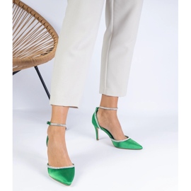 Vihreät satiinipumput, jotka on koristeltu zirkonilla 1