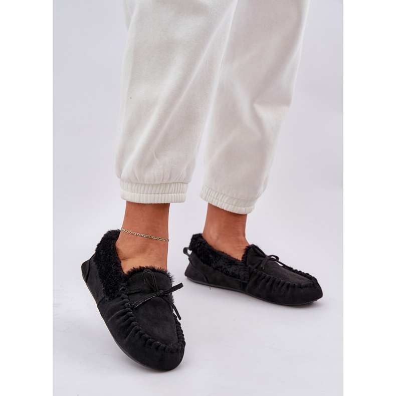 Naisten leipomot mustalla turkilla 2